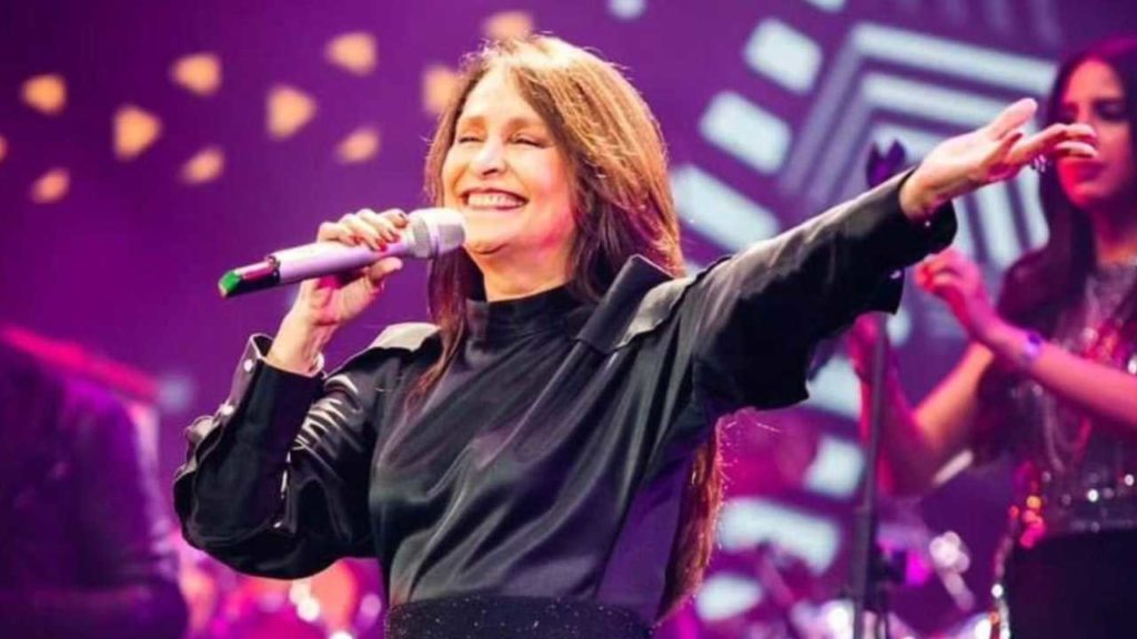 Daniela Romo reaparece en silla de ruedas y preocupa a sus fans.