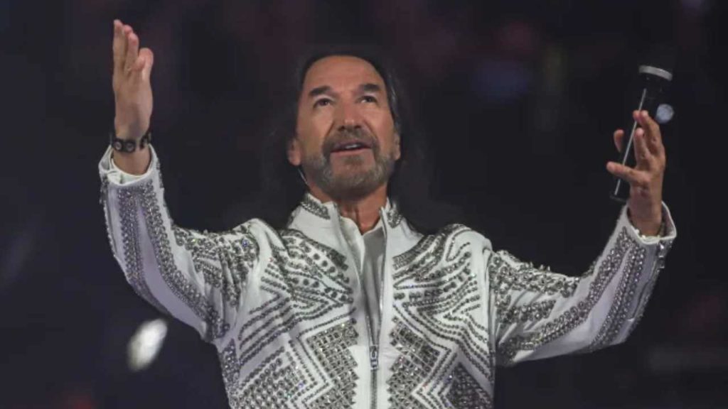 Marco Antonio Solís sorprende en pleno concierto con gesto inesperado
