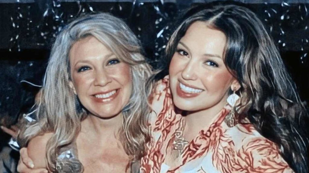 Thalía brilla en el Rockefeller Center y dedica su actuación a su fallecida hermana