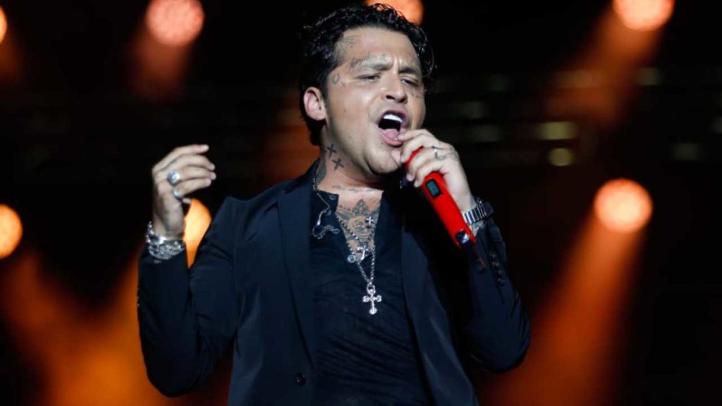 Christian Nodal conquista a sus fans con su nuevo éxito "Bandolebrios"