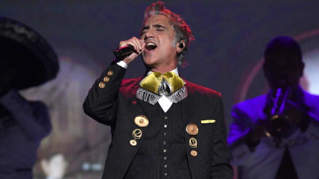 Alejandro Fernández causa polémica por bailar de manera sensual