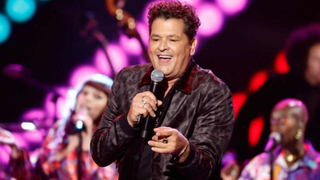 Carlos Vives recibe el máximo honor de los Latin Grammy en una noche llena de emociones