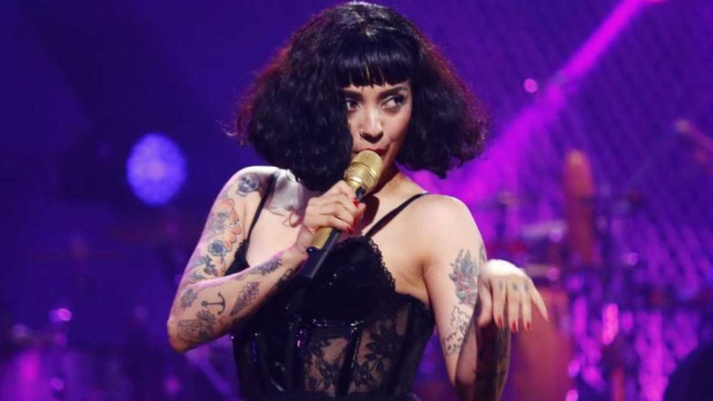 Mon Laferte invita a sanar a través del arte en un performance único