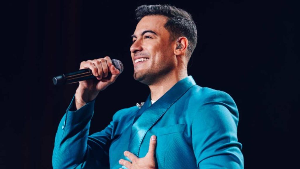 Carlos Rivera confunde a Kimberly Loaiza con Kenia Os y las redes no lo perdonan