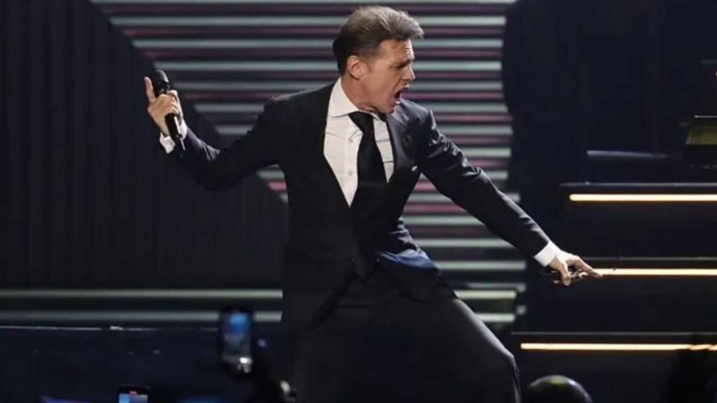 Luis Miguel aparece con misteriosa acompañante en concierto... y no es Paloma Cuevas