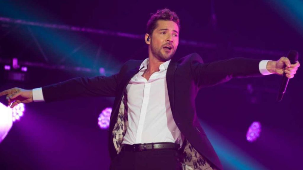 ¡David Bisbal sufre penoso accidente sobre el escenario!