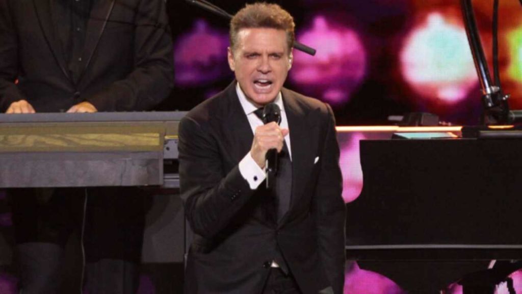 Luis Miguel enfurece con su equipo de audio durante concierto