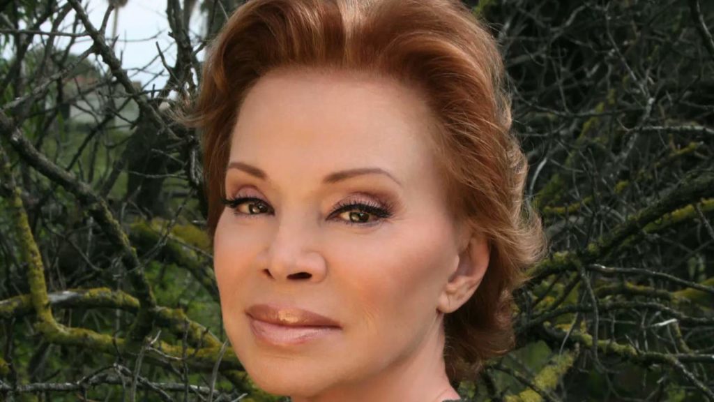 Paloma San Basilio recibe emotivo homenaje en Premio Lo Nuestro