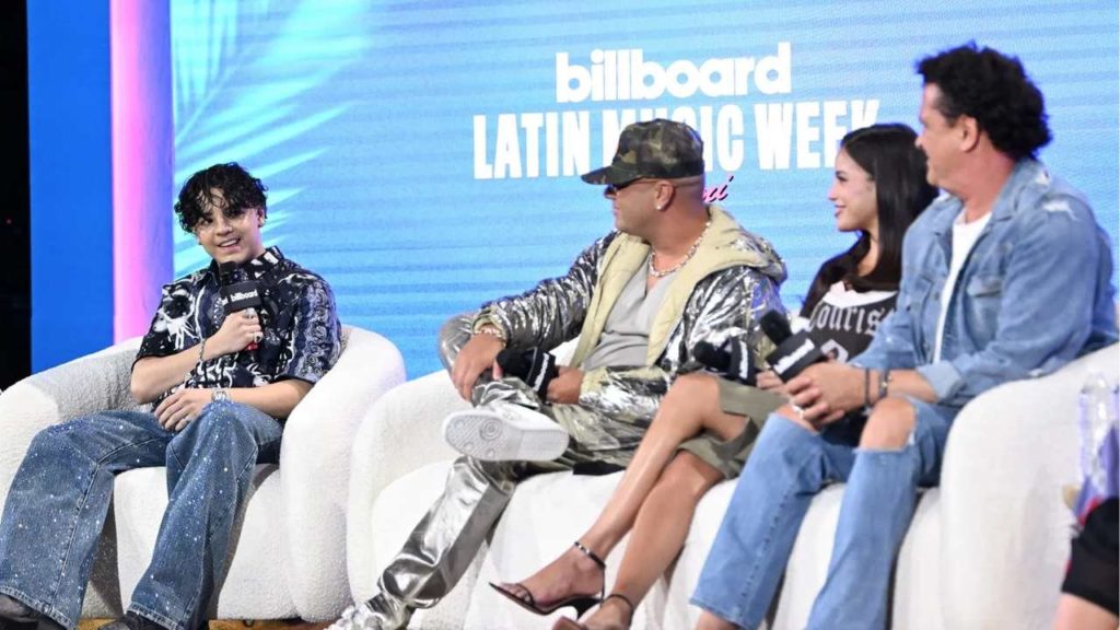 Carlos Vives lidera el himno del futbol