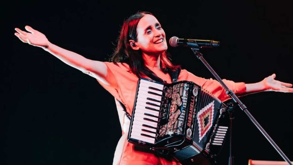 Julieta Venegas; más norteña y futbolera que nunca